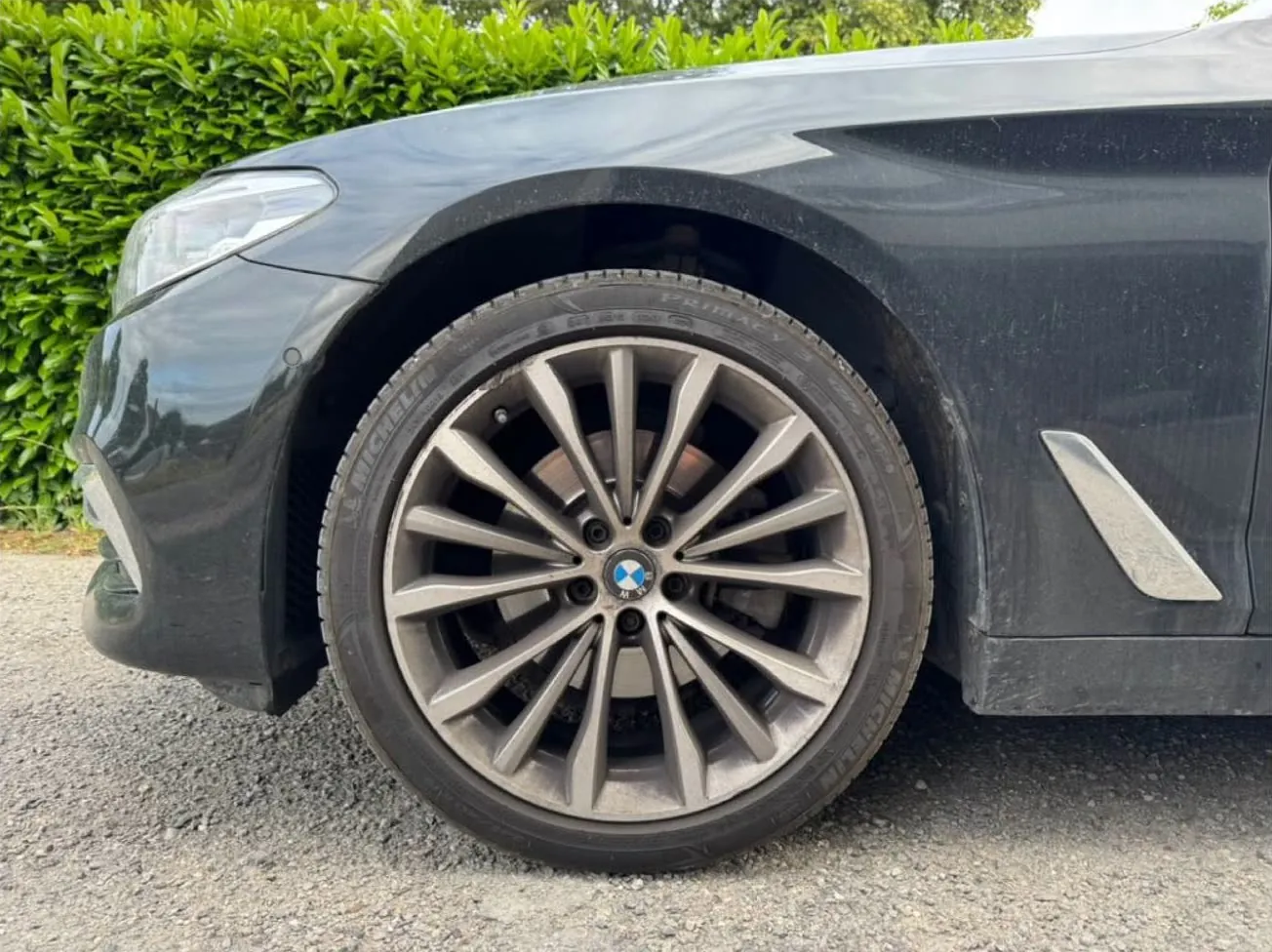 Jante avant intervention, ternie et encrassée.